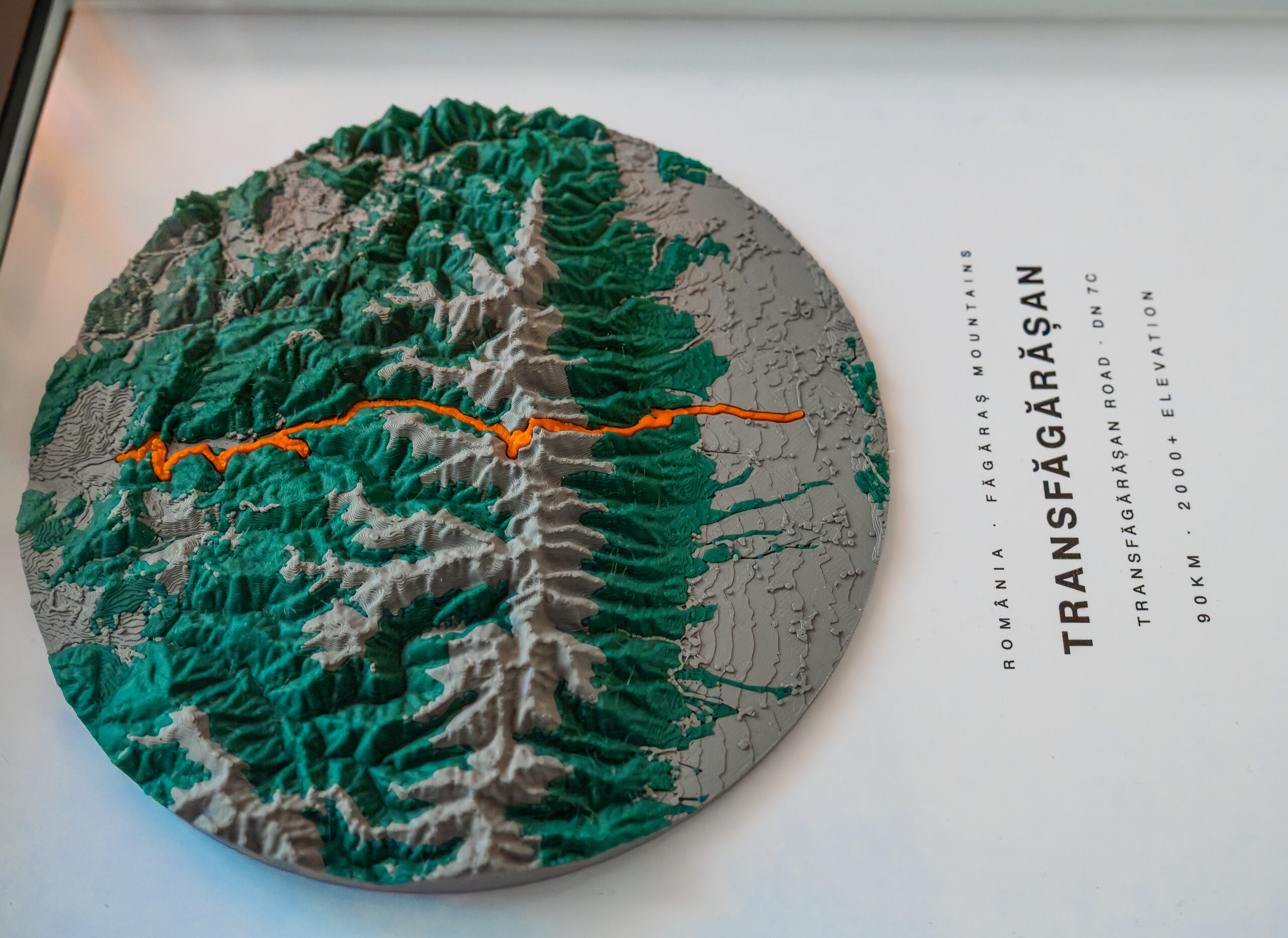 Hartă topografică 3D personalizată cu traseu și informații despre rută